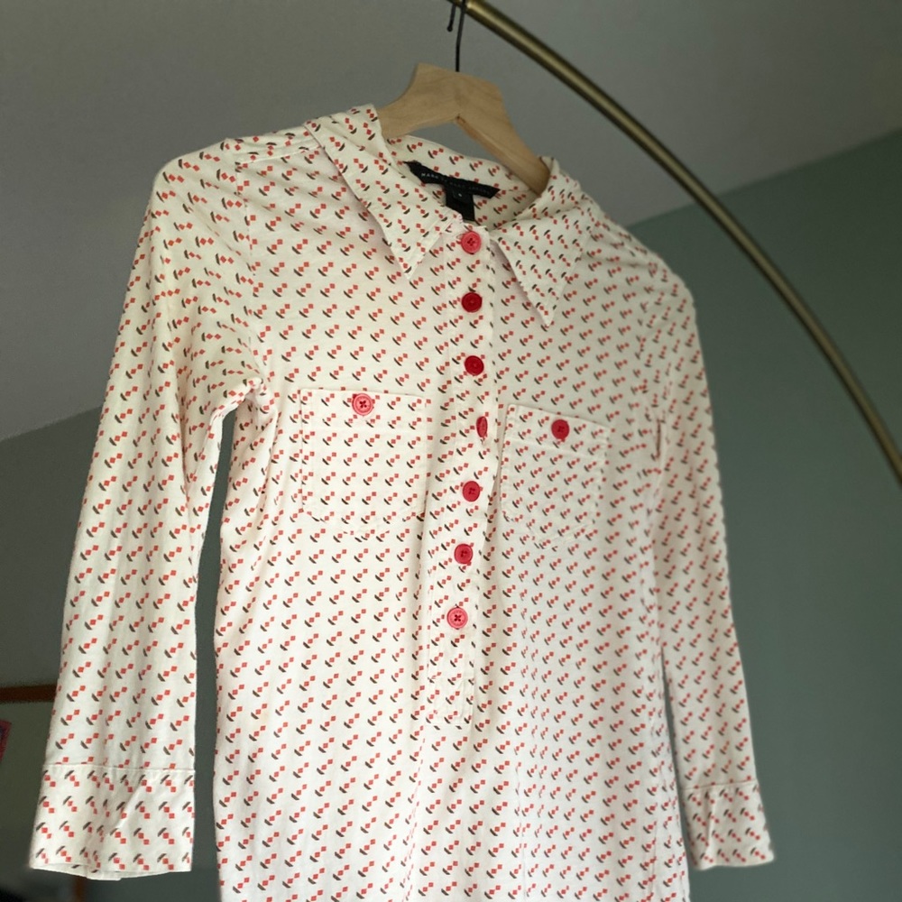 Patterned mid sleeve shirt.